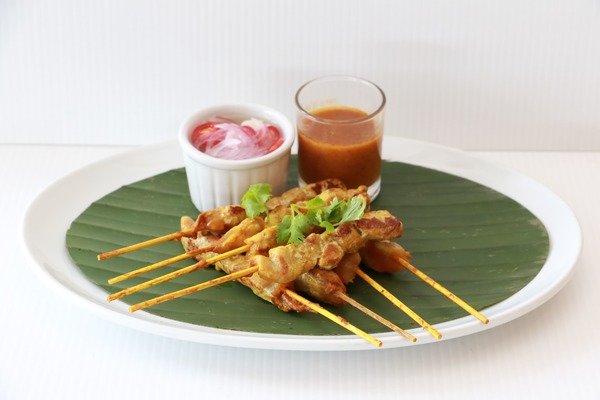 Grilled Chicken Satay |ไก่สะเต๊ะเสิร์ฟพร้อมกับซอสถั่ว, ซอสอาจาด และขนมปังปิ้ง