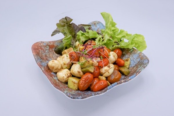 Tomato Bocconcini & Avocado Salad |สลัดมะเขือเทศเชอรี่ผัด